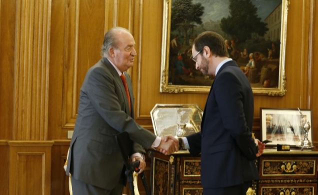 Su Majestad el Rey recibe el saludo del Alcalde de Vitoria-Gasteiz, Javier Maroto Aranzábal